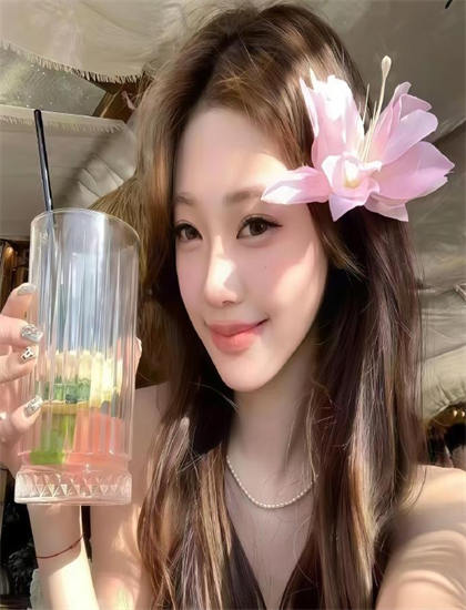 《神鸡包美丽第1季》历史背景关联开创性的：时代特征与历史意义分析